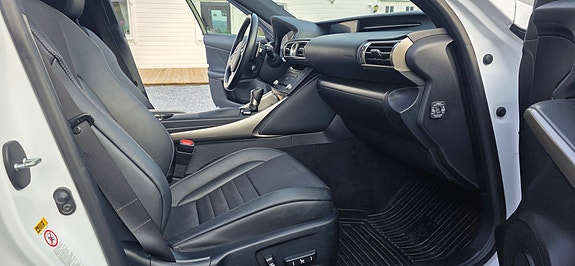 Lexus IS300h 24 of 30