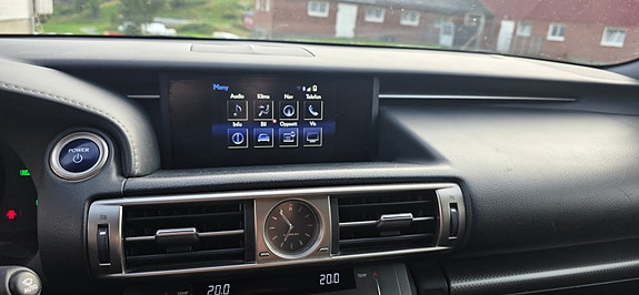 Lexus IS300h 20 of 30