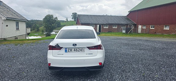 Lexus IS300h 7 of 30