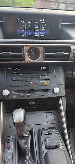 Lexus IS300h 19 of 30