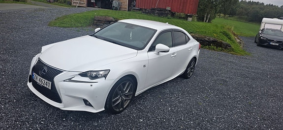 Lexus IS300h 2 of 30