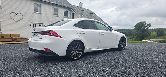 Lexus IS300h 9 of 30