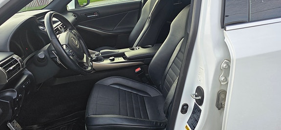 Lexus IS300h 23 of 30
