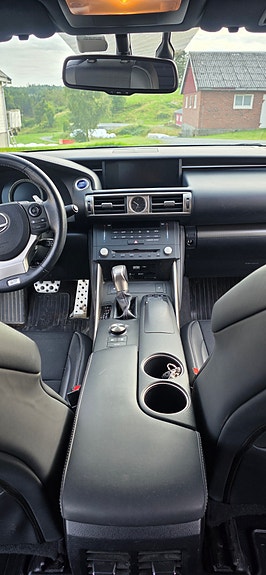 Lexus IS300h 26 of 30
