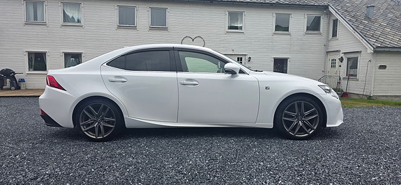 Lexus IS300h 10 of 30