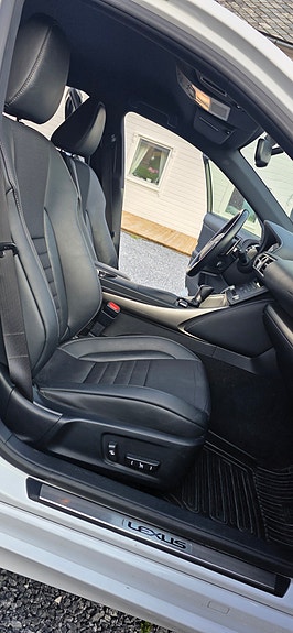 Lexus IS300h 25 of 30