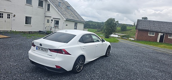 Lexus IS300h 5 of 30