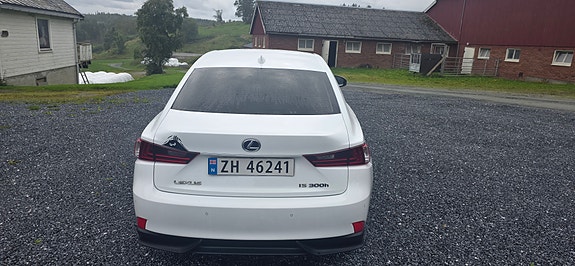 Lexus IS300h 6 of 30