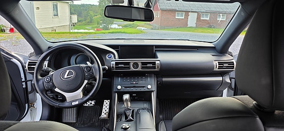 Lexus IS300h 27 of 30
