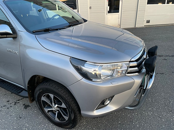 Toyota HiLux 7 of 30