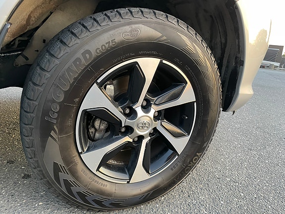 Toyota HiLux 9 of 30