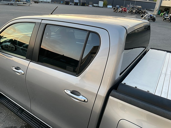 Toyota HiLux 28 of 30