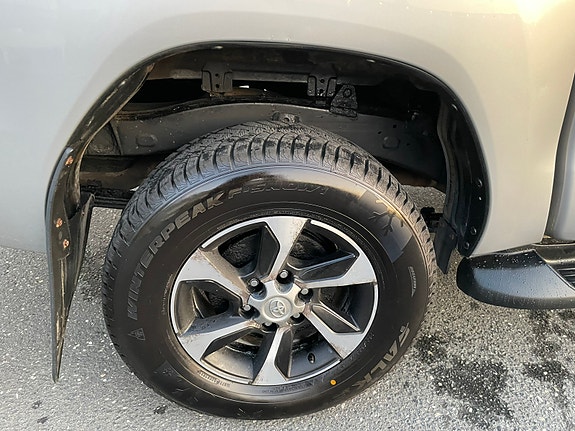 Toyota HiLux 18 of 30