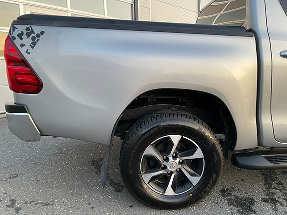 Toyota HiLux 17 of 30