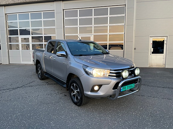 Toyota HiLux 2 of 30