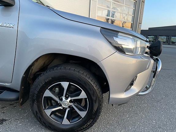 Toyota HiLux 8 of 30