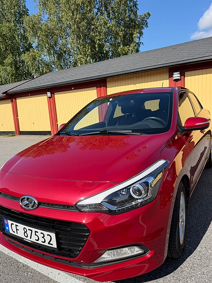 Hyundai i20 2 of 7