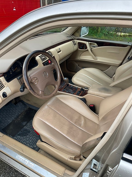 Mercedes-Benz E280 7 of 16