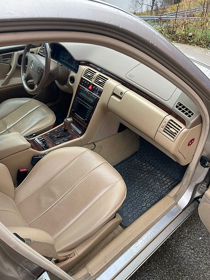 Mercedes-Benz E280 9 of 16