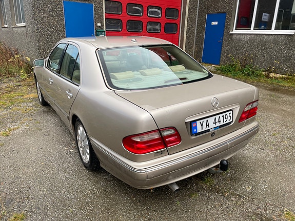 Mercedes-Benz E280 4 of 16