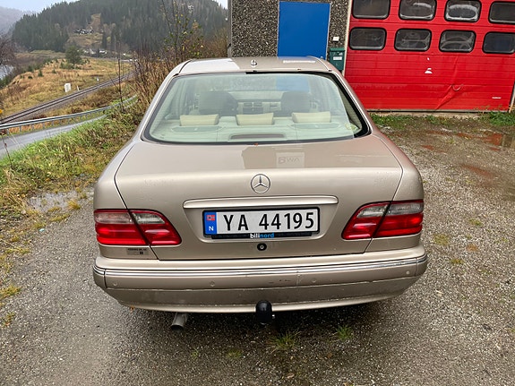 Mercedes-Benz E280 5 of 16