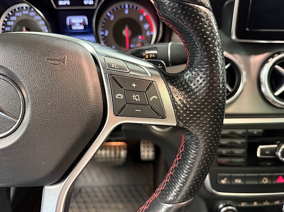 Mercedes-Benz GLA200 27 of 30