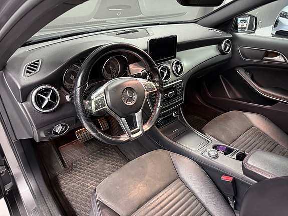 Mercedes-Benz GLA200 13 of 30