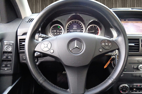 Mercedes-Benz GLK220 22 of 30