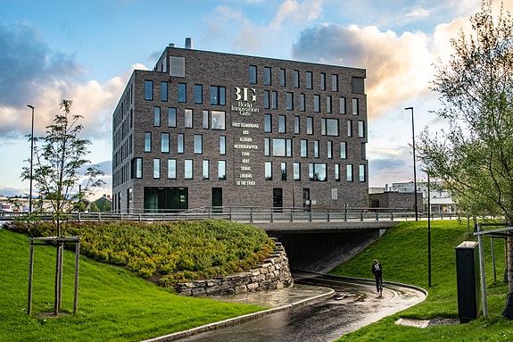 Vi holder til i moderne lokaler med en fantastisk kantine