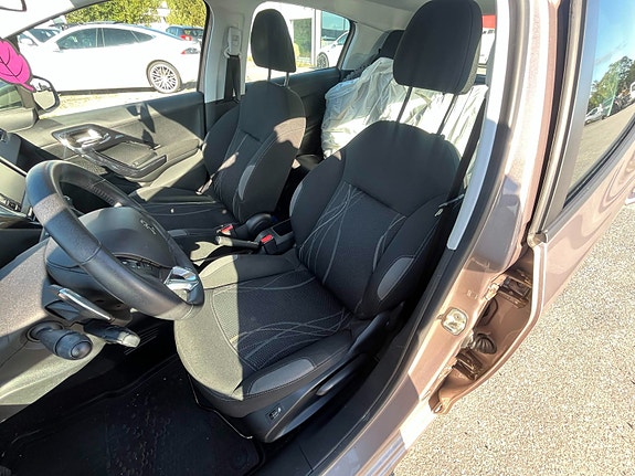 Peugeot 208 11 of 15