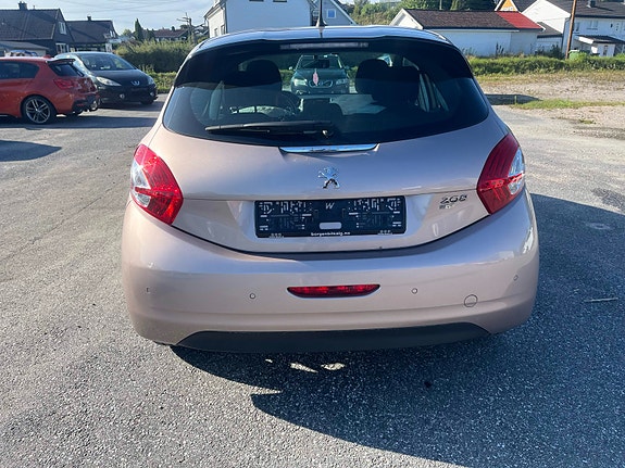 Peugeot 208 7 of 15