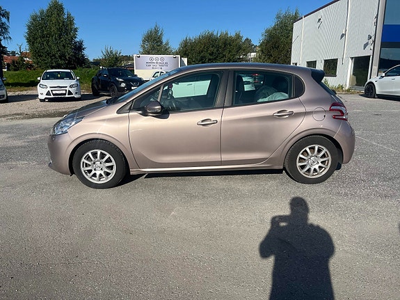 Peugeot 208 2 of 15
