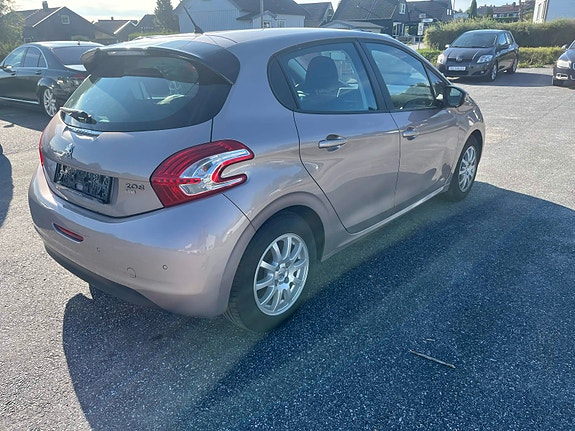 Peugeot 208 5 of 15