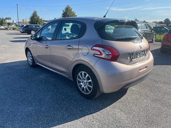 Peugeot 208 3 of 15