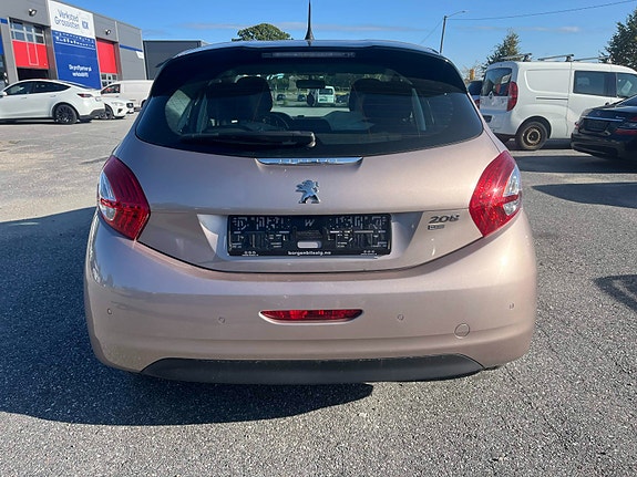 Peugeot 208 4 of 15