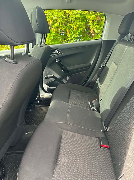 Peugeot 208 11 of 13