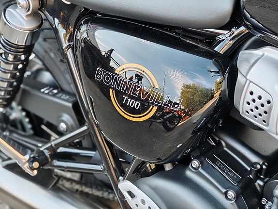 Triumph Bonneville T100 Jet Black/Diablo Red (Kampanje) 5 of 6
