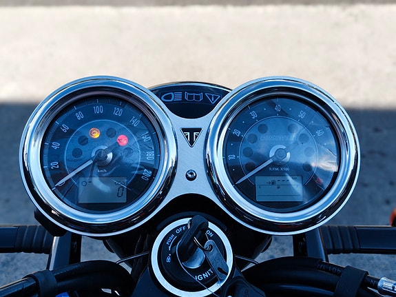 Triumph Bonneville T100 Jet Black/Diablo Red (Kampanje) 6 of 6