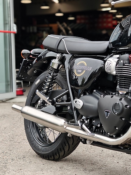 Triumph Bonneville T100 Jet Black/Diablo Red (Kampanje) 2 of 6