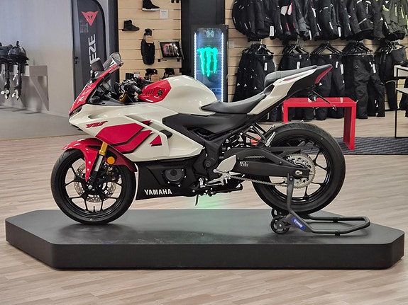 Yamaha R3 **Tilbud** UTSTILLINGSMODELL med utstyr! 3 of 8