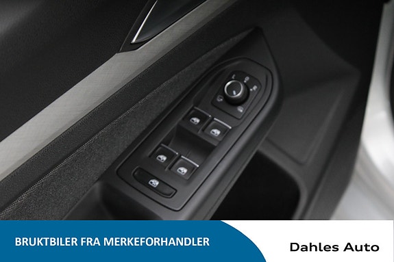 Volkswagen Golf VIII 10 of 23