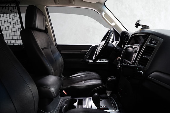 Mitsubishi Pajero 17 of 29
