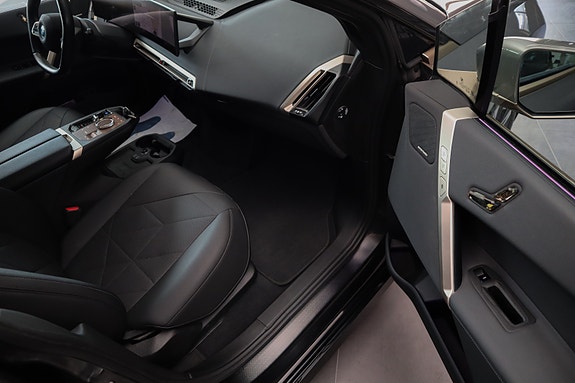 BMW iX 24 of 30