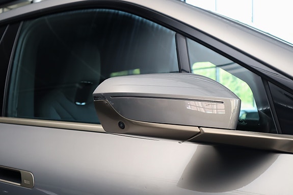 BMW iX 4 of 30