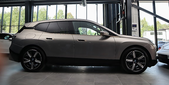 BMW iX 18 of 30