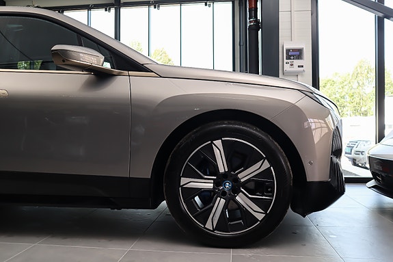 BMW iX 17 of 30