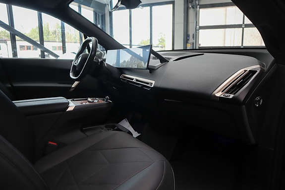 BMW iX 28 of 30