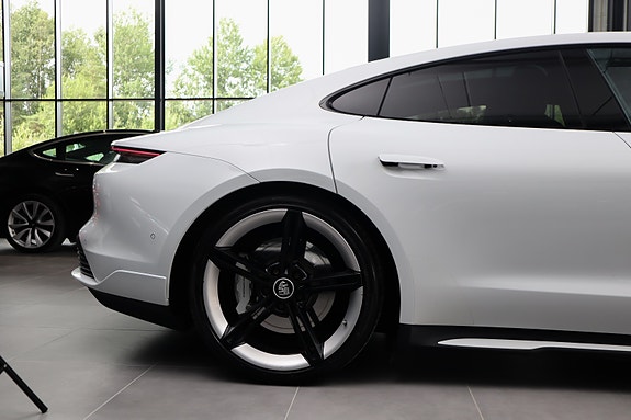 Porsche Taycan 4S 19 of 30