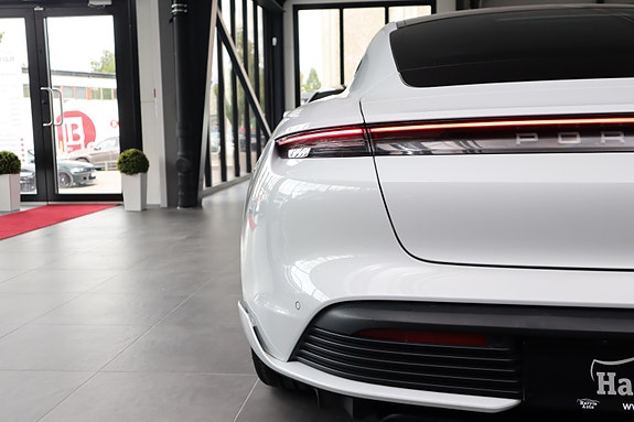 Porsche Taycan 4S 15 of 30