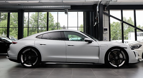 Porsche Taycan 4S 24 of 30